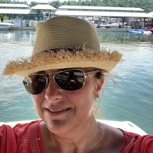 Meet your Posher, Leslie